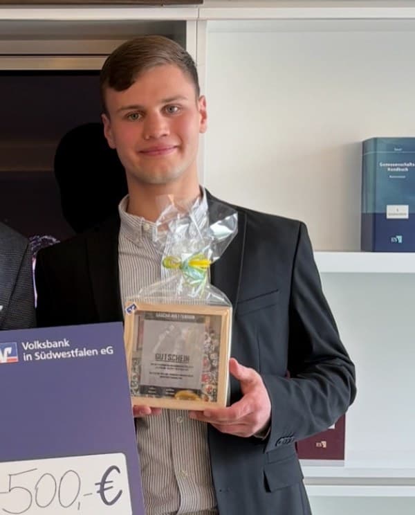 Portrait of Niclas Hoffmann, founder and CEO of HVNH AI