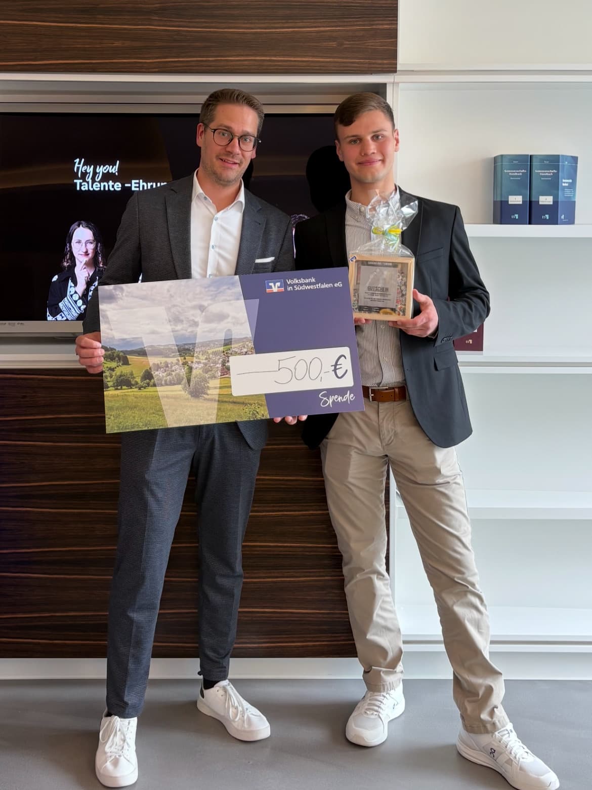 Niclas Hoffmann at the Talente-Ehrung of Volksbank in Südwestfalen, receiving a gift and a donation cheque